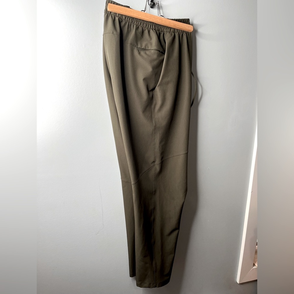 MEN’S LULULEMON PANTS - XL